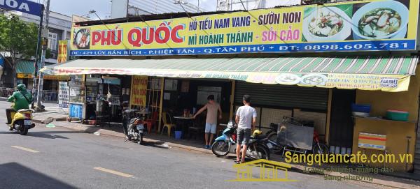 Sang quán hủ tiếu nam vang - cơm tấm, nằm ngay góc ngã 3 Lũy Bán Bích với Dương Khuê, quận Tân Phú.