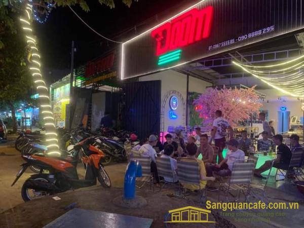 Sang nhanh quán cafe nằm mặt tiền đường Song Hành, phường Tân Xuân, huyện Hóc Môn.  