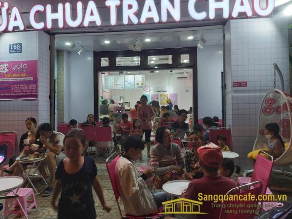 Sang quán sữa chua trân châu nằm mặt tiền đường, khu dân cư đông đúc, trung tâm quận Bình Tân.