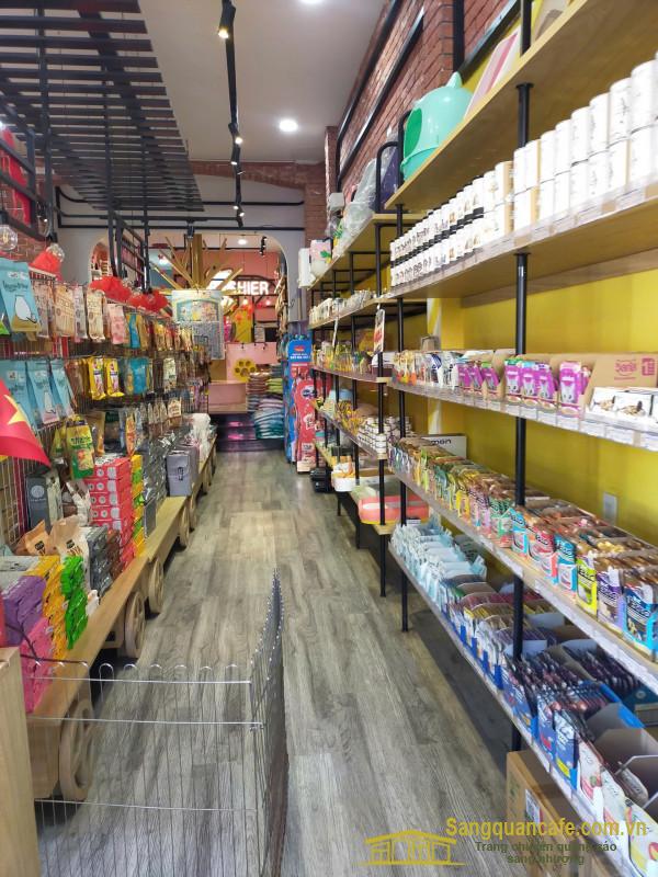 Sang cửa hàng thú nuôi