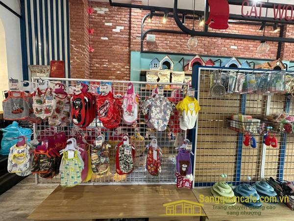 Sang cửa hàng thú nuôi