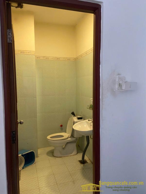 Sang cửa hàng thú nuôi