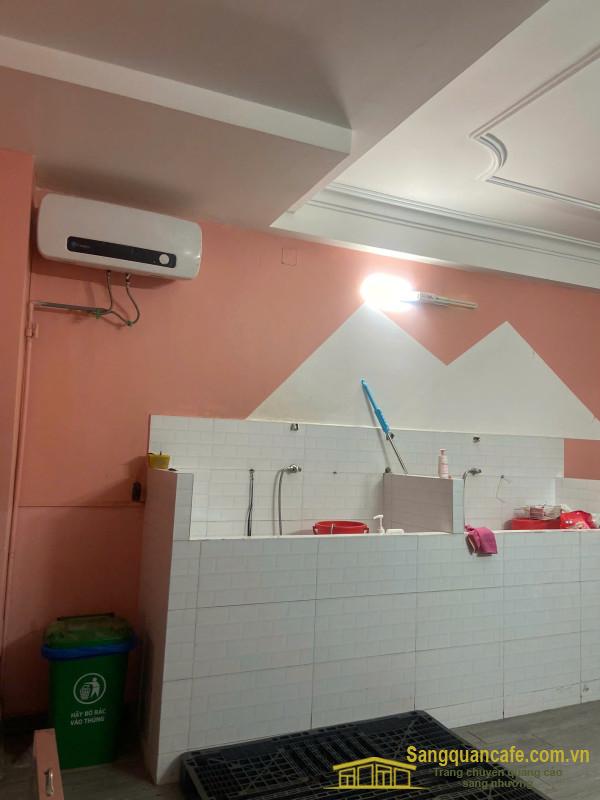 Sang cửa hàng thú nuôi