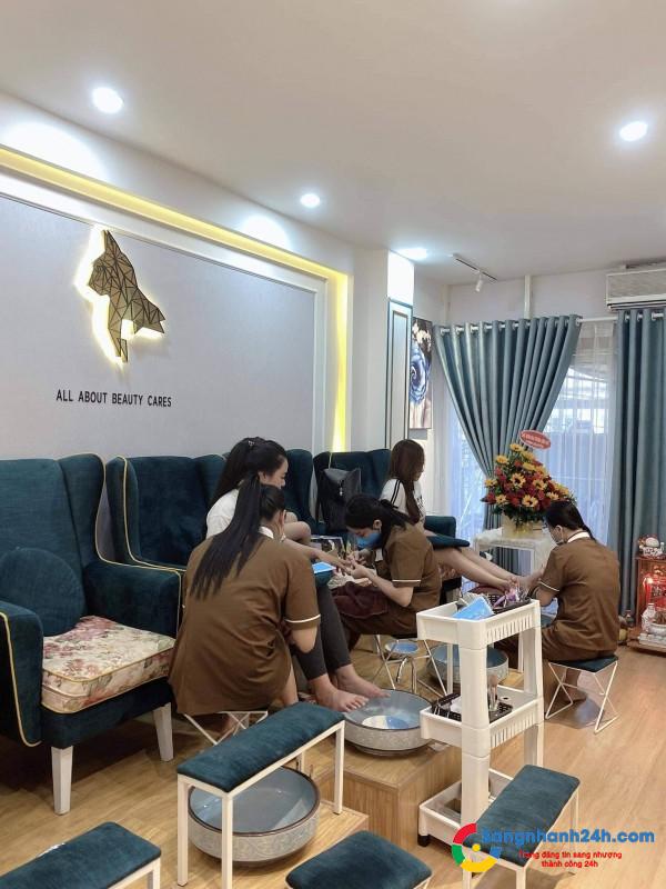 Sang nhanh tiệm nail đang hoạt động ở quận 1.